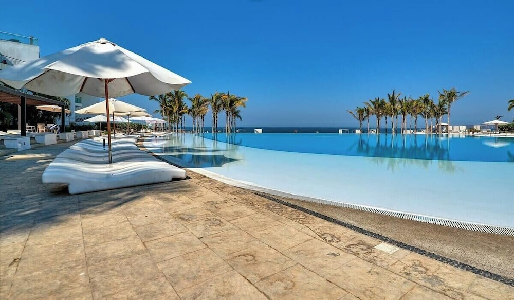 Ocean View 2BR Condo - Private Terrace - Beach