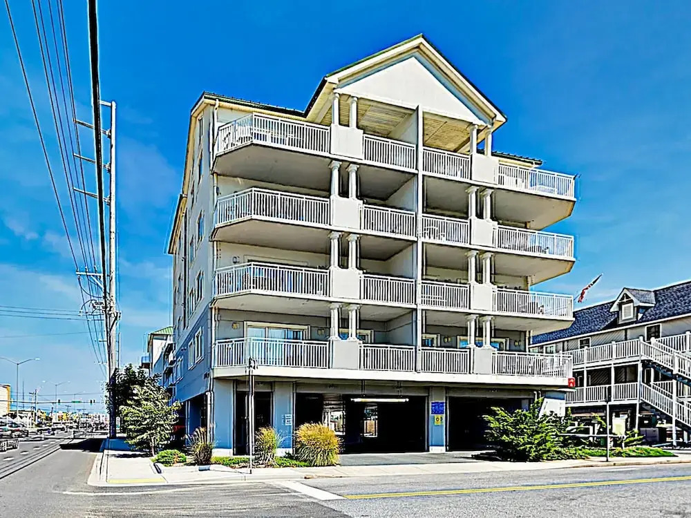 New Listing! Ocean-view W/ Rooftop Pool 4 Bedroom Condo