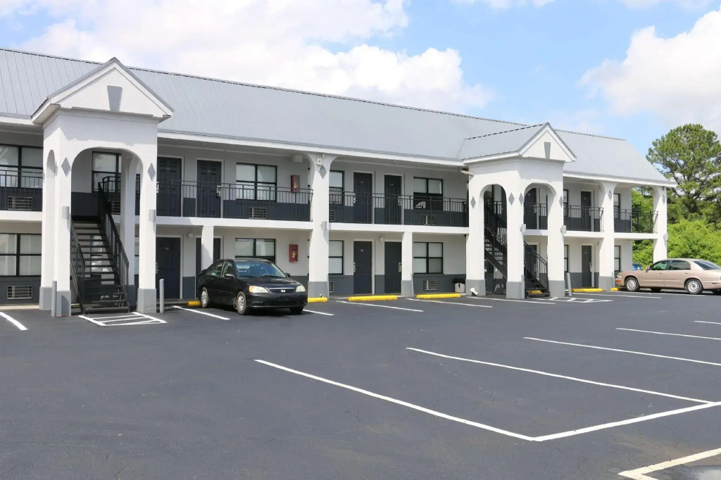 Travelodge by Wyndham Calhoun South I-75