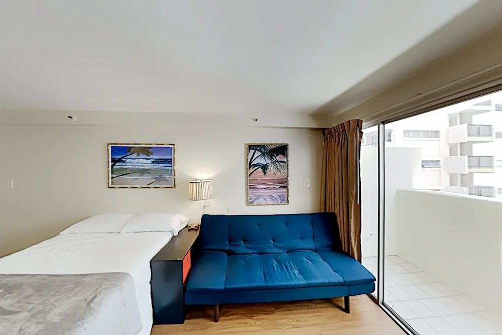 Cozy Kuhio Village Studio