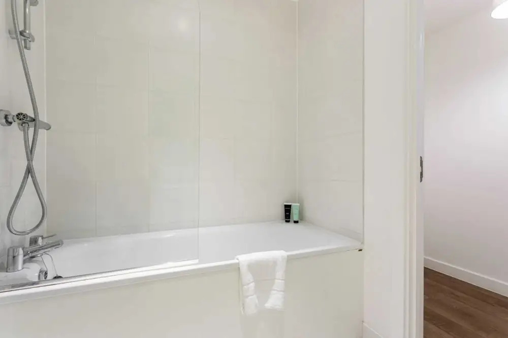 Modern 1 Bedroom Apartment Near Canary Wharf With Balcony