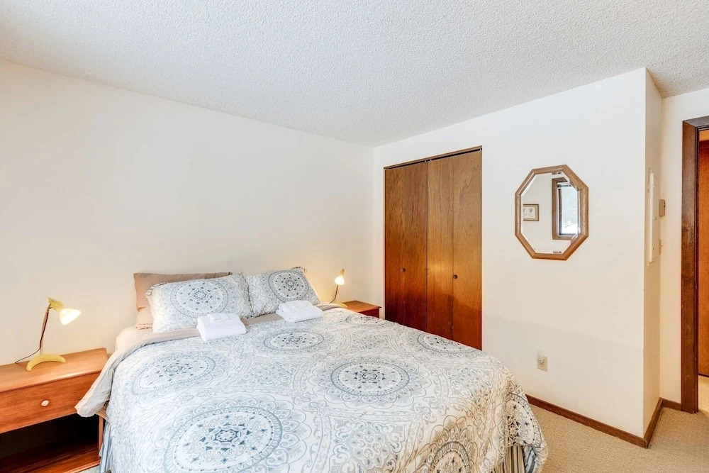 33sw - Wifi - Fireplace - Amenities - Sleeps 4 1 Bedroom Home by RedAwning