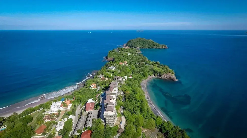 Amazing Ocean Views From This Nicely Equipped Condo