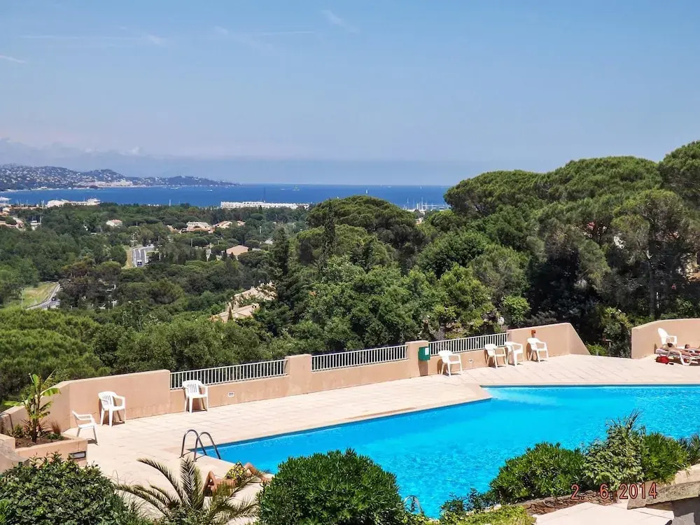 House With one Bedroom in Cogolin, With Wonderful sea View, Pool Acces