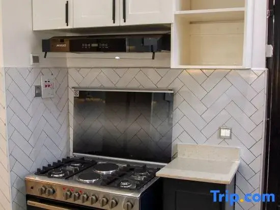 The Grand Nest Mansion - 3BR + Office, Lakeview