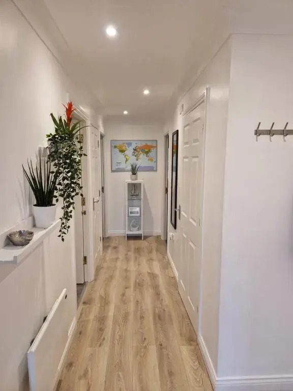 2-bedroom apartment *NR CITY CENTRE WITH PARKING*