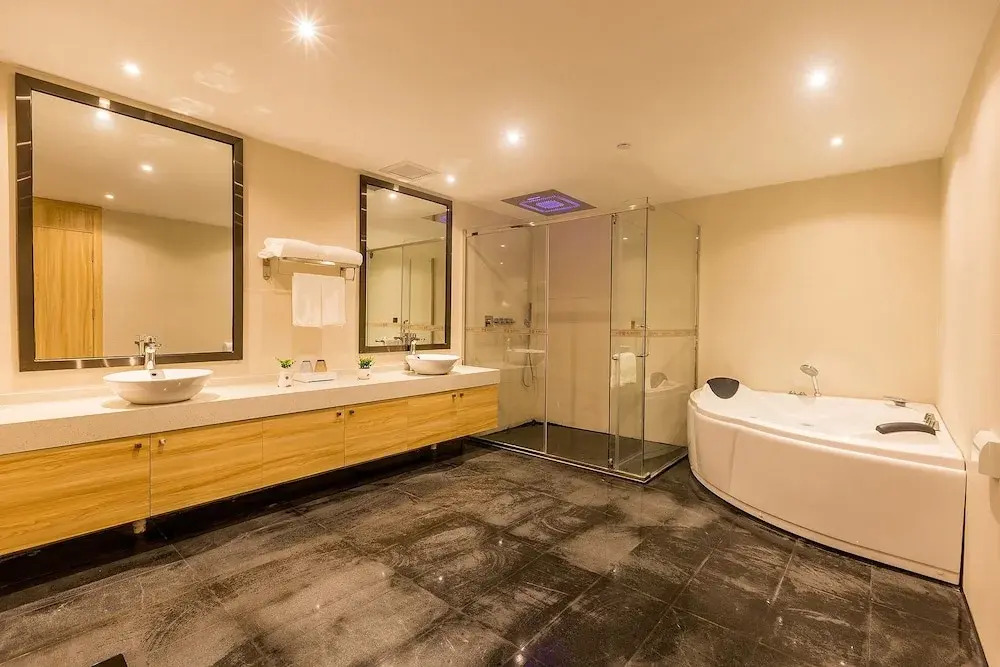 Q Hotel