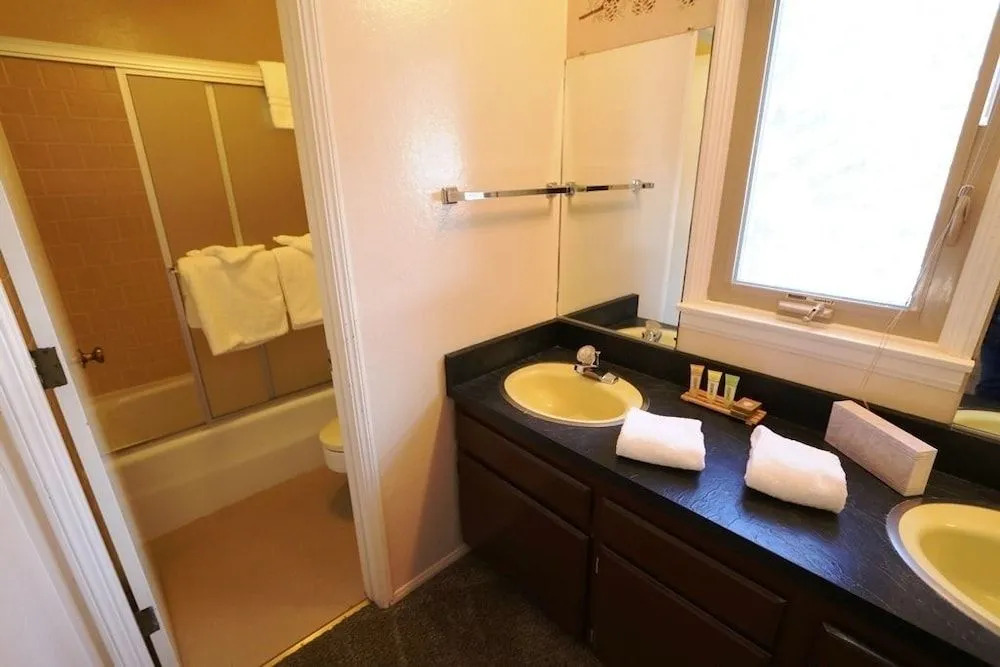 Chateau de Montagne #4 4 Bedrooms 3 Bathrooms Condo