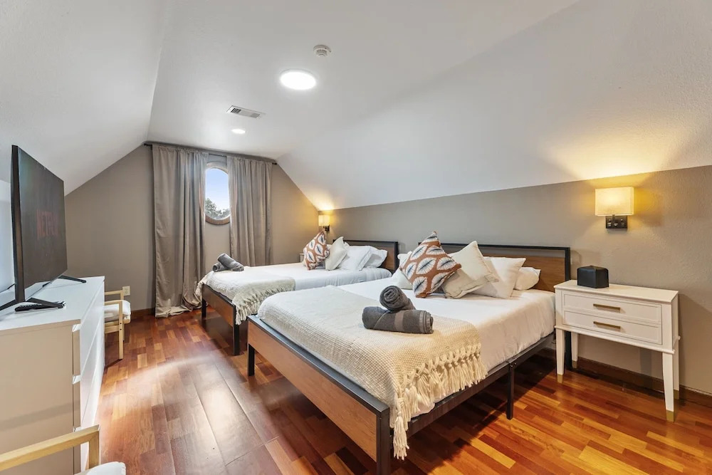 Golf-side Luxe Escape Sleeps 13 Hot Tub & Theater