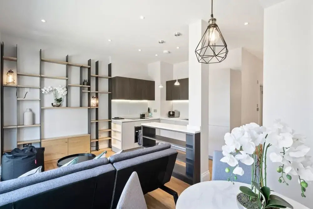 Designer 1-bed Flat W/juliet Balcony nr Wimbledon