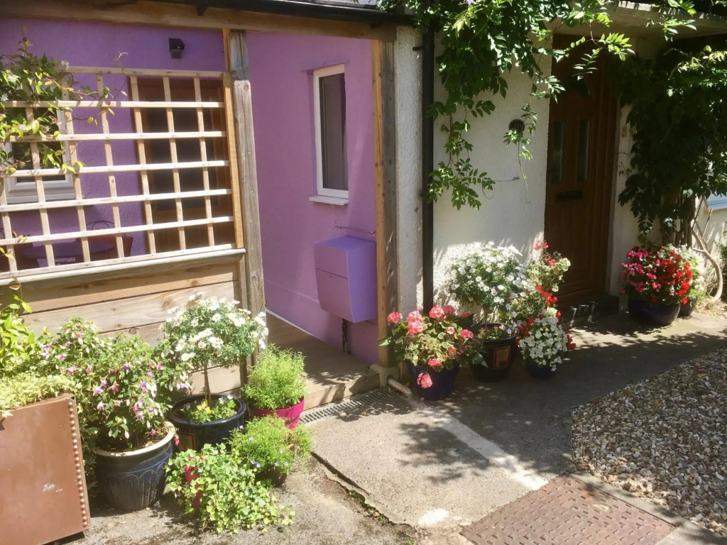 Cute self-contained guest room with ensuite and private decked porch in Glastonbury