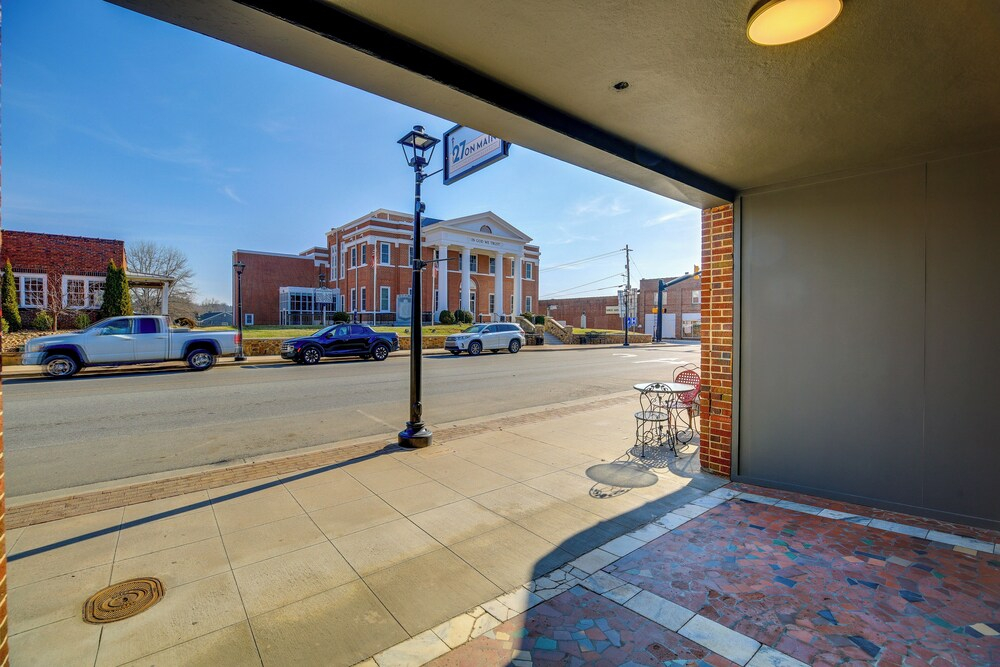 Walkable Sparta Suite Near Blue Ridge Adventures!
