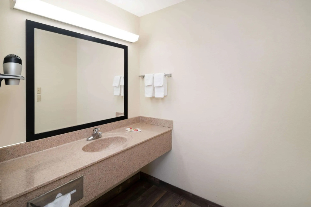 Super 8 by Wyndham Cleveland