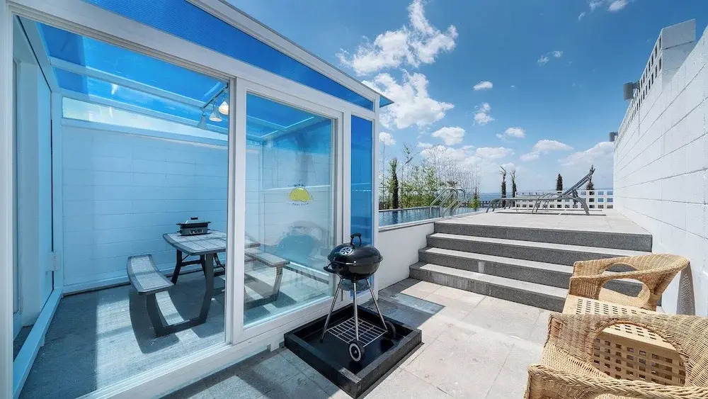 Uni’s Ocean Pool Villa
