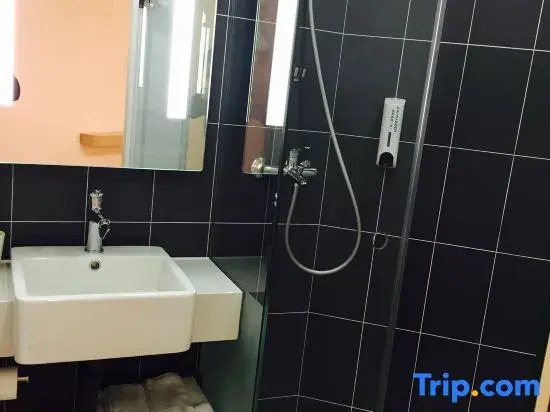 Yining Hotel (Shanghai Hongqiao Road Metro Station)