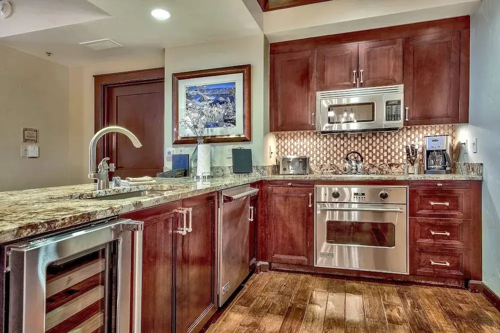 Luxury With Ritz Amenities At Constellation 3 Bedroom Condo by Redawning