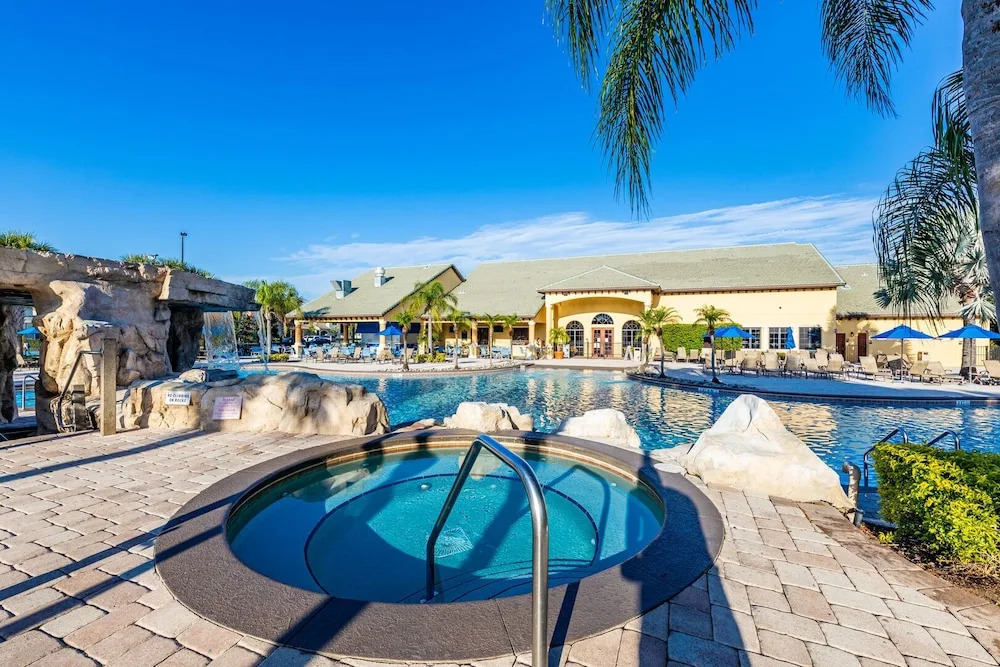 Contemporary 4 Bed 3 Bath Town Home With Upgrades, Private Pool i Close to Disney, Shopping