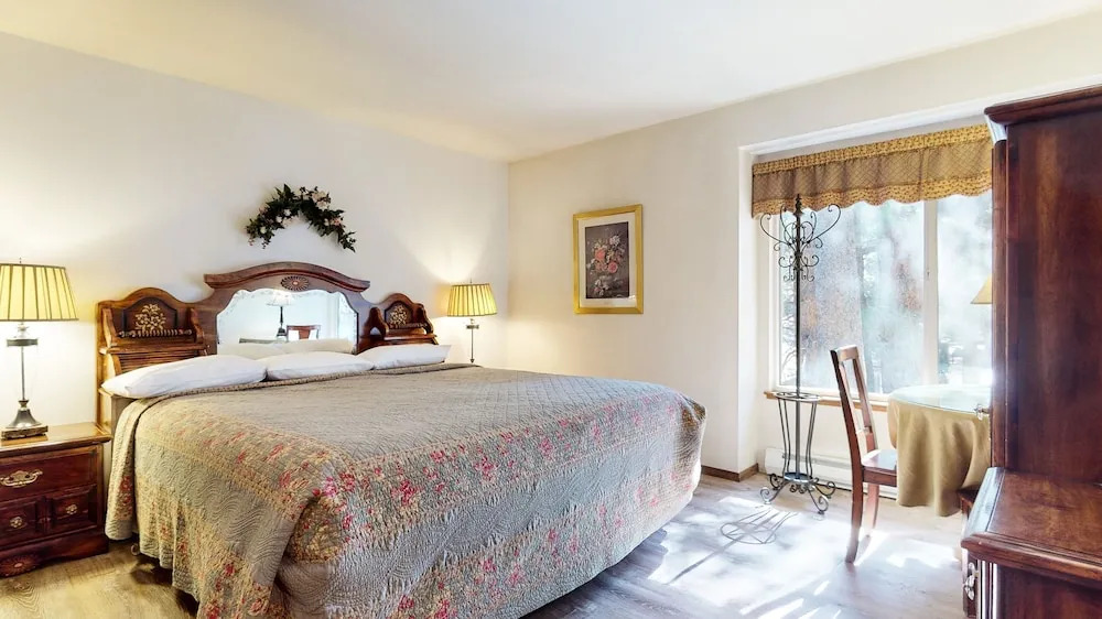 Horizons 4 188 Cozy Condo with Great Complex Amenities, On the Shuttle Route by RedAwning