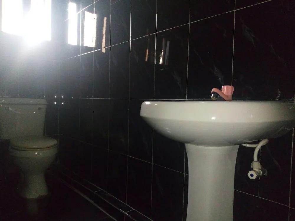 Aquatic Suites & Lounge