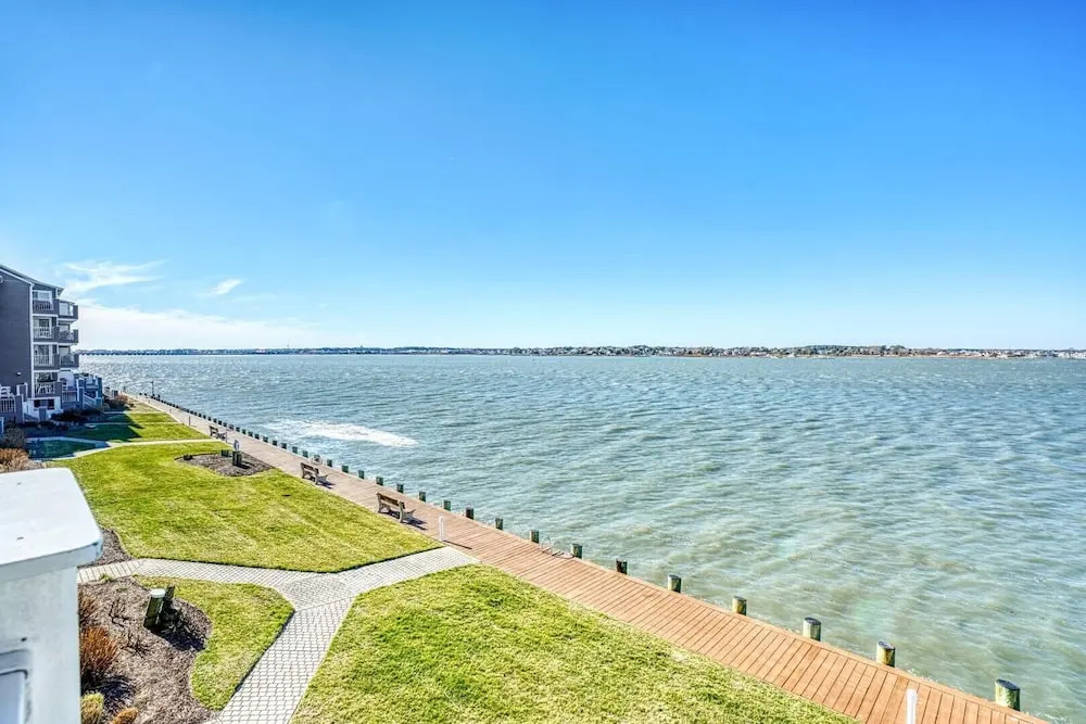 Harbour Island 204m 2 Bedroom Condo by RedAwning
