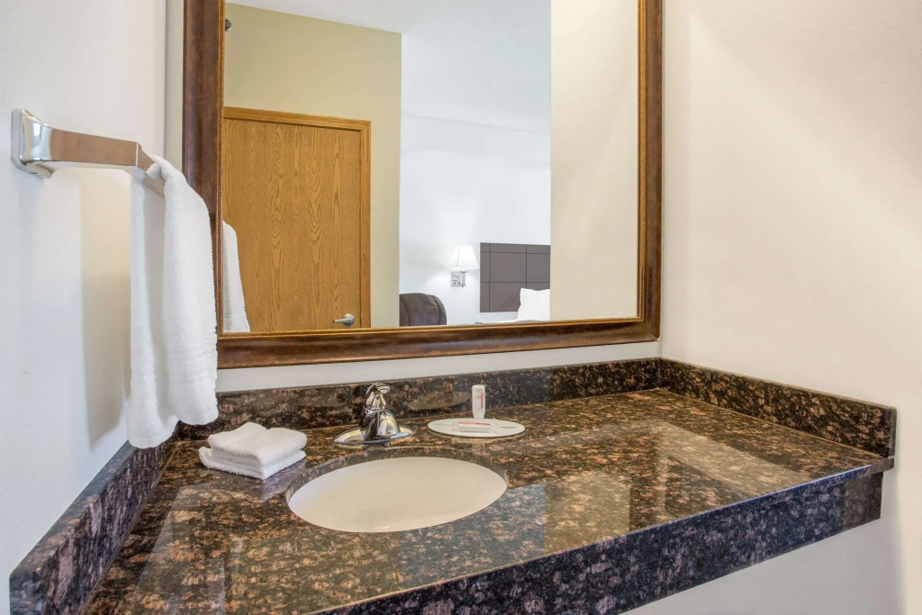 Super 8 by Wyndham Cedar Falls