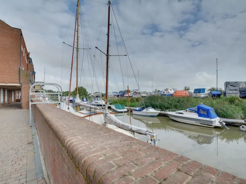 Spacious Apartment in the Port City of Sandwich With the Medieval Cinque Port