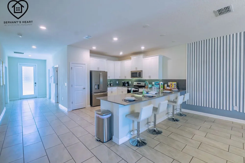 Lakeview Luxury 9 Bedroom & 5 Bathroom w Private Pool