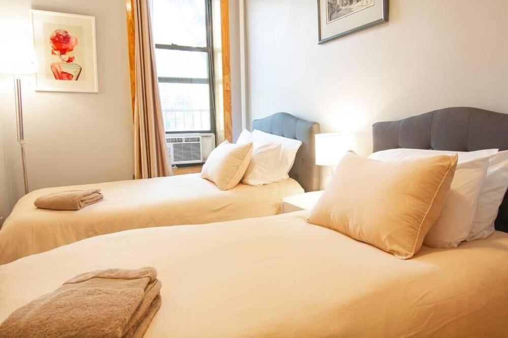 2 Bedroom Apartment with 3 Beds and Kitchen