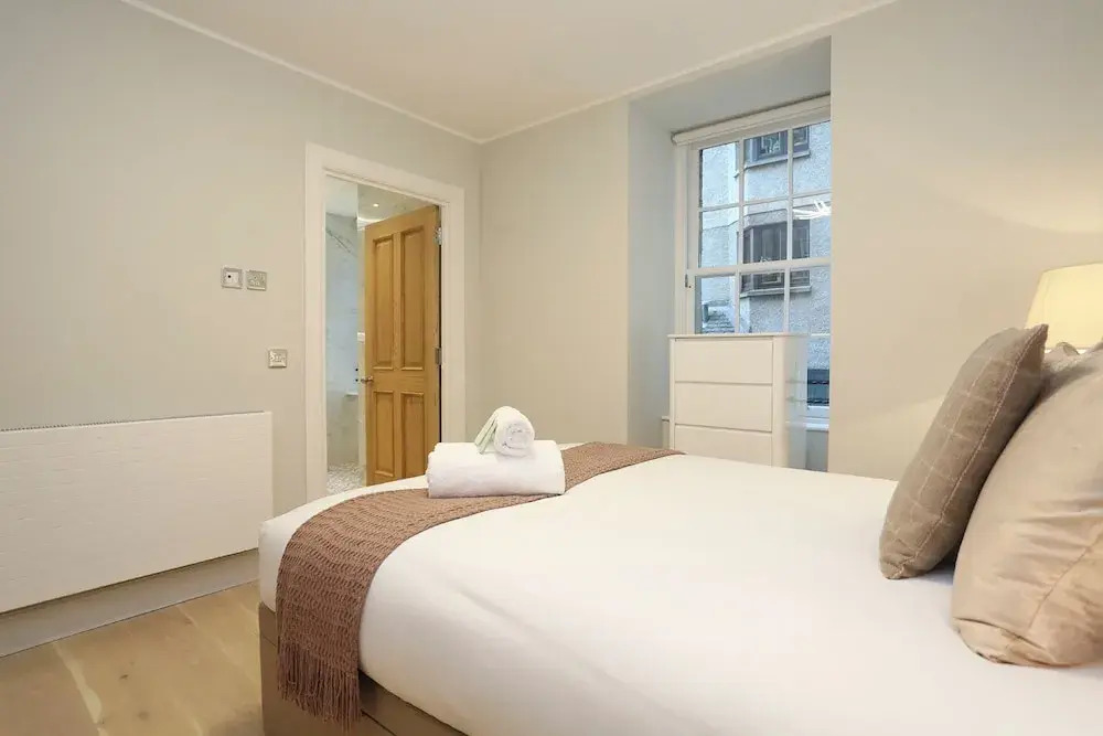 JOIVY Newly Refurbished Apartment on the Historic Royal Mile