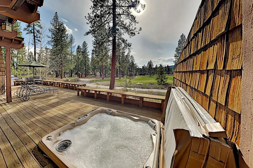 New Listing! All-suite Townhome W/ Deck & Hot Tub 3 Bedroom Townhouse