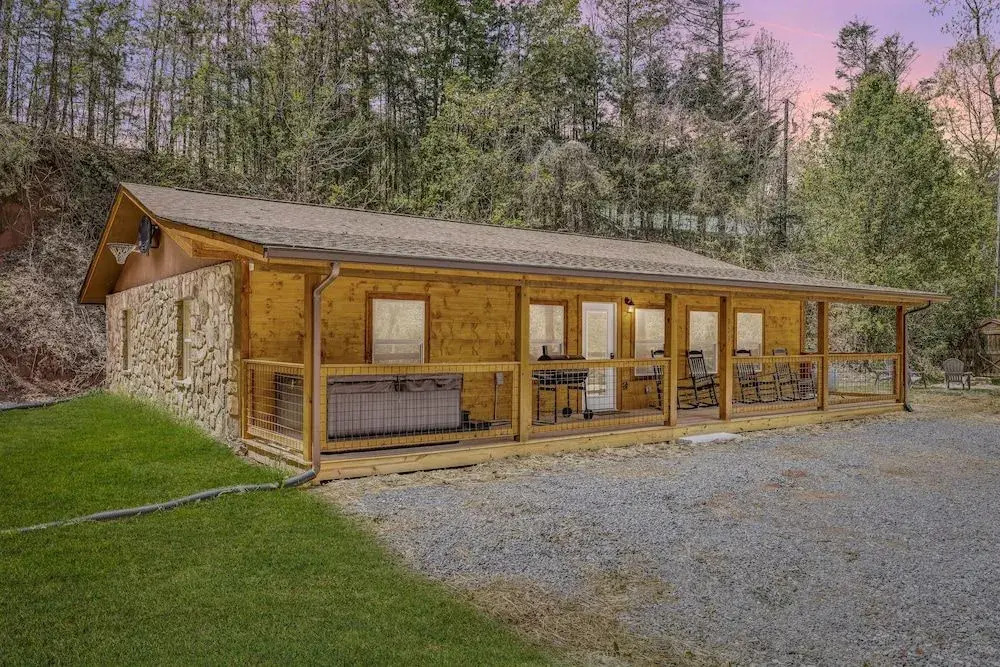 The Orange Cottage 2 Bedroom Cabin by Redawning