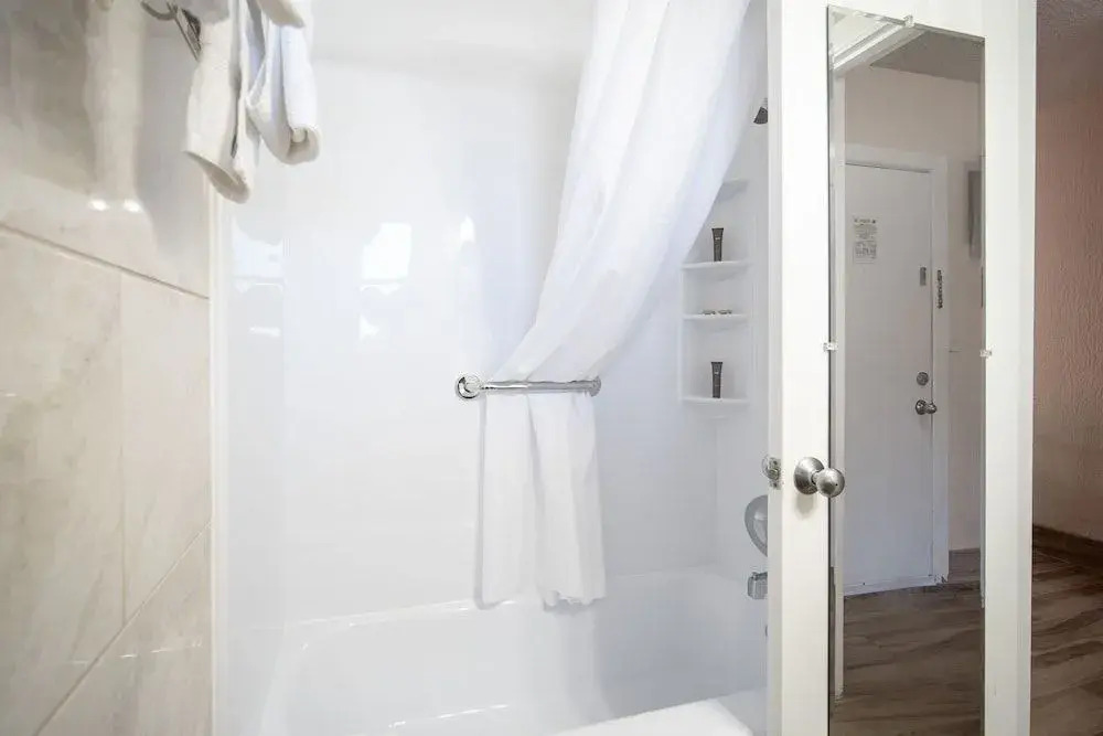 Island Sun Inn & Suites - Historic Venice & Beach Getaway