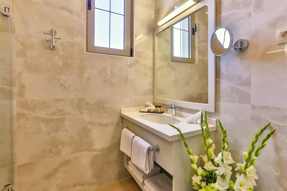 Avanti Hotel & Spa