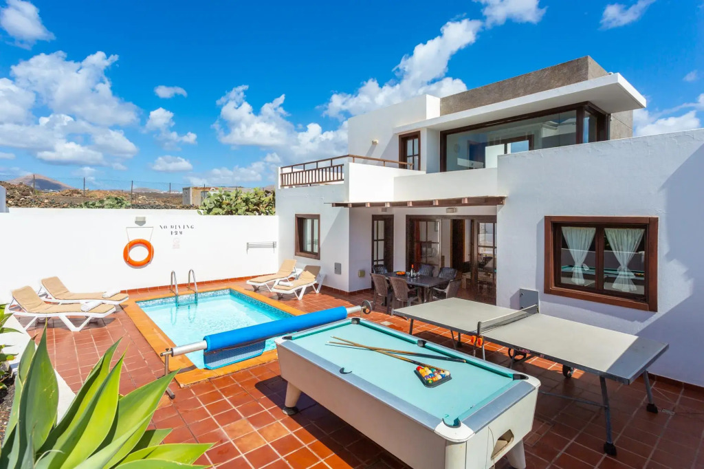 Villa Julianne 4 Heated Private Pool Walk to Beach A C Wifi Car Not Required - 2417