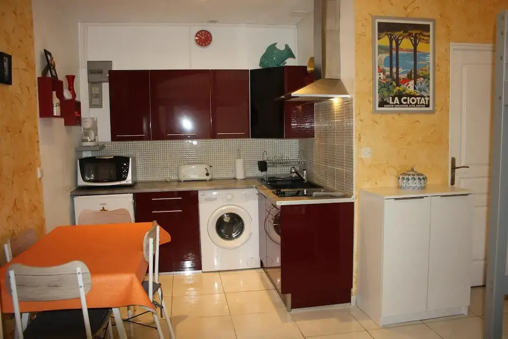 Studio in Saint-cyr-sur-mer, With Furnished Terrace - 200 m From the Beach