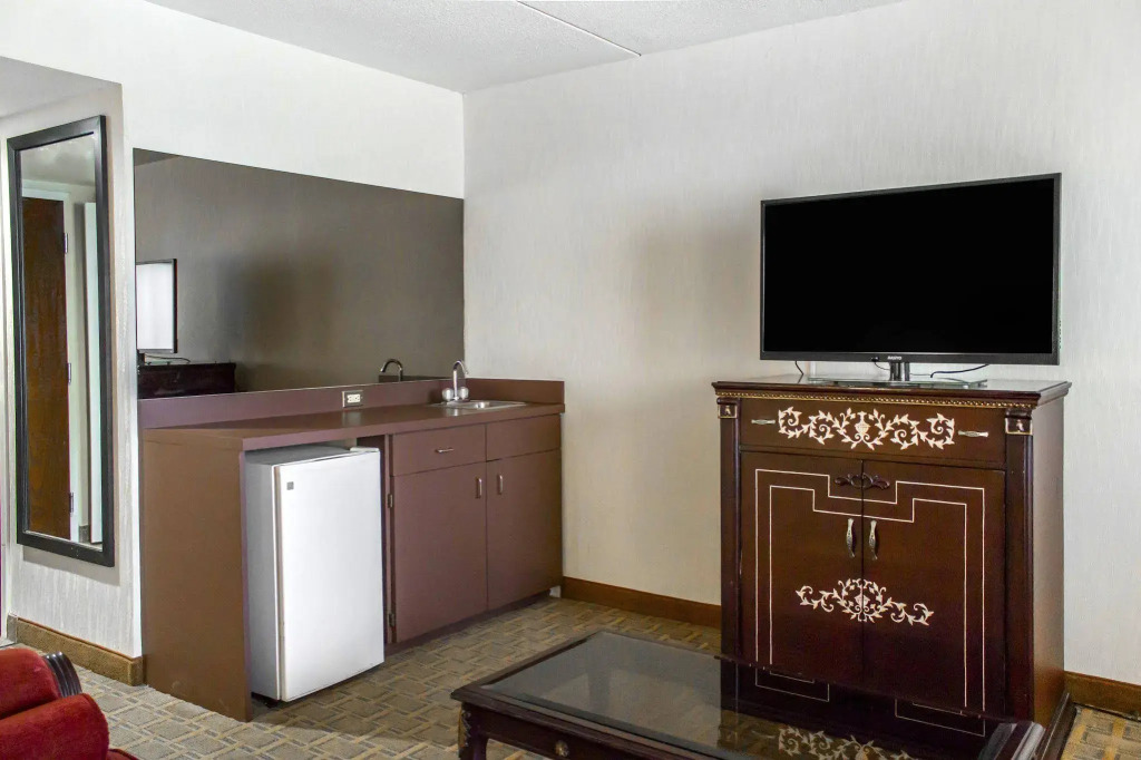 Clarion Hotel Conference Center on Lake Erie