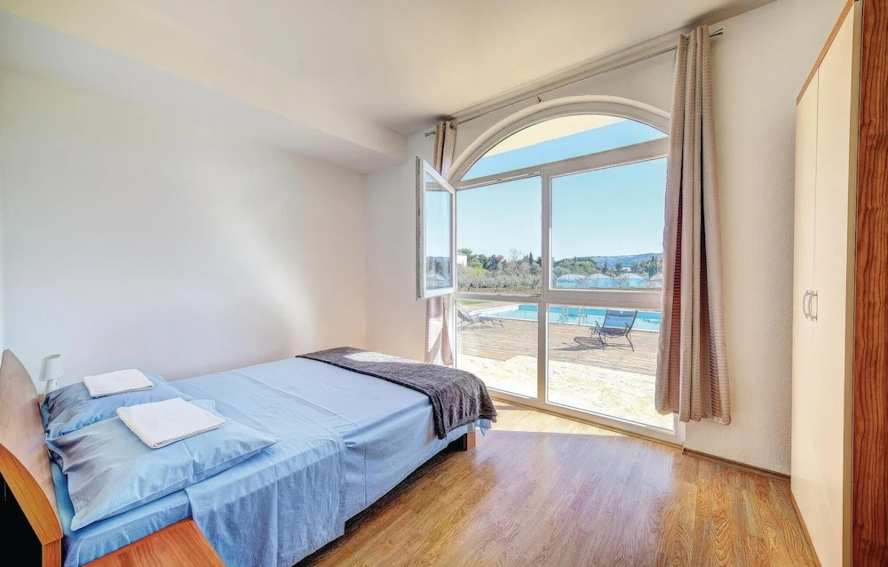 Amazing Home in Divulje With Wifi and 8 Bedrooms