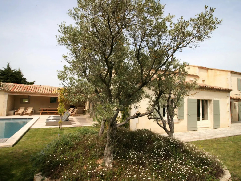 Mas in Eygalières with Heated Pool