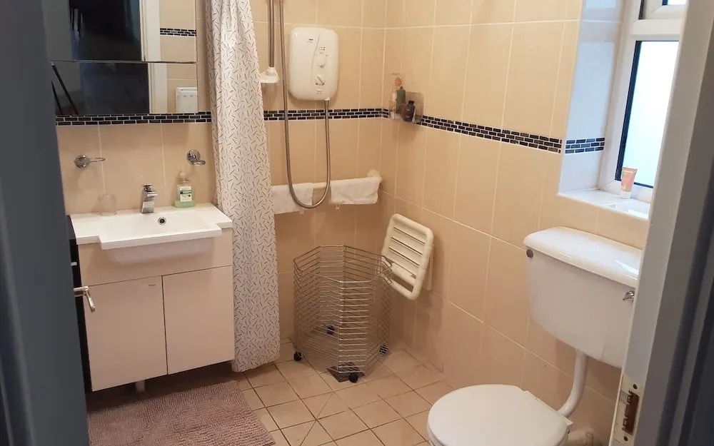 2 Bed Cottage - Sleeps 6 - Parking - Wifi
