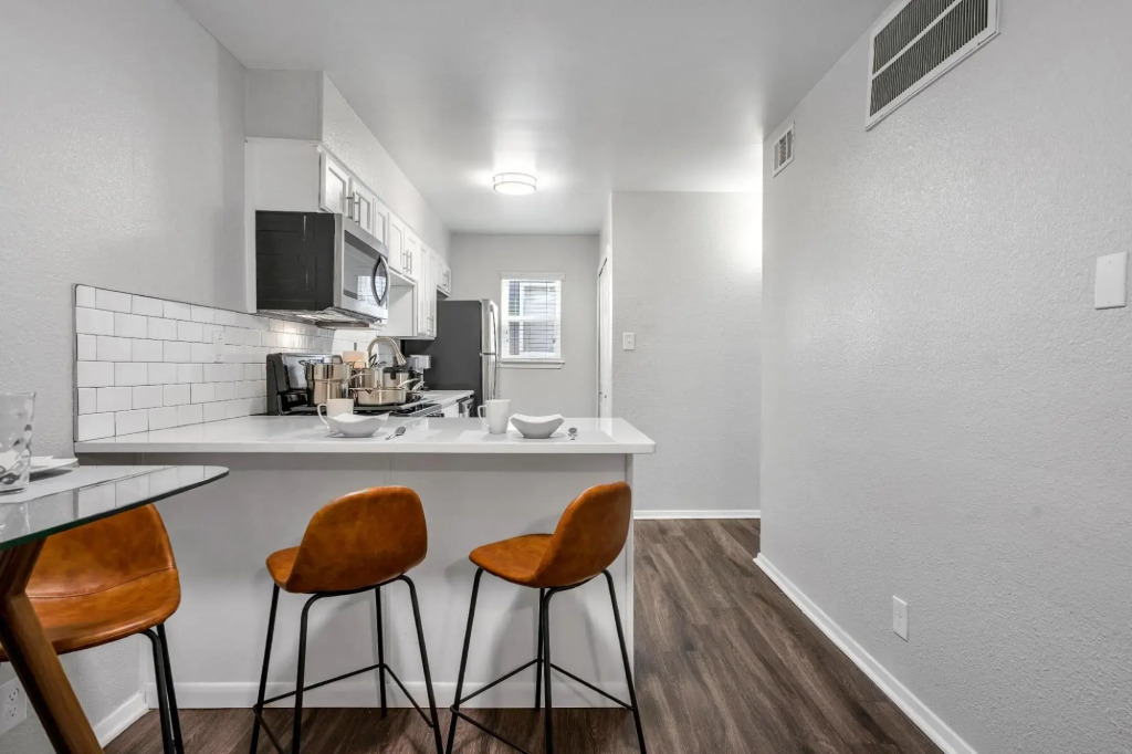 West University- 2BR- Parking- WiFi