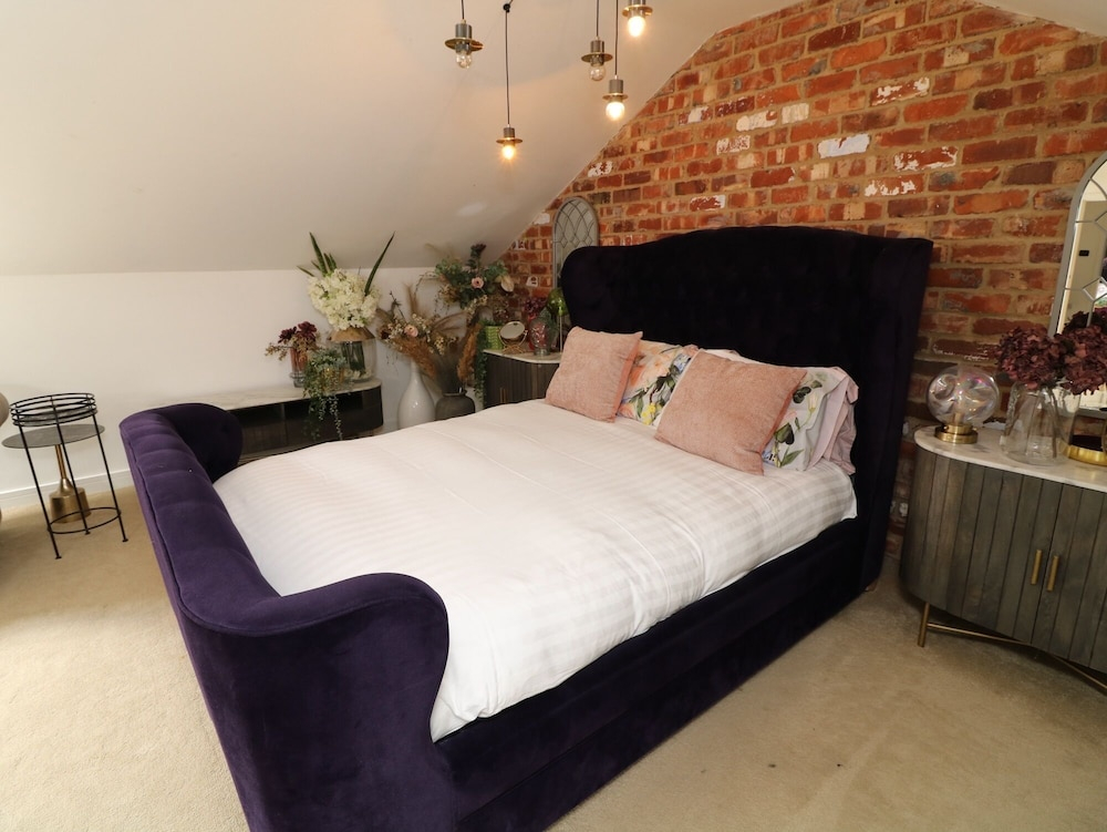 Lincoln 4-Beds Sleeps 13 Hot Tub & Pet Friendly