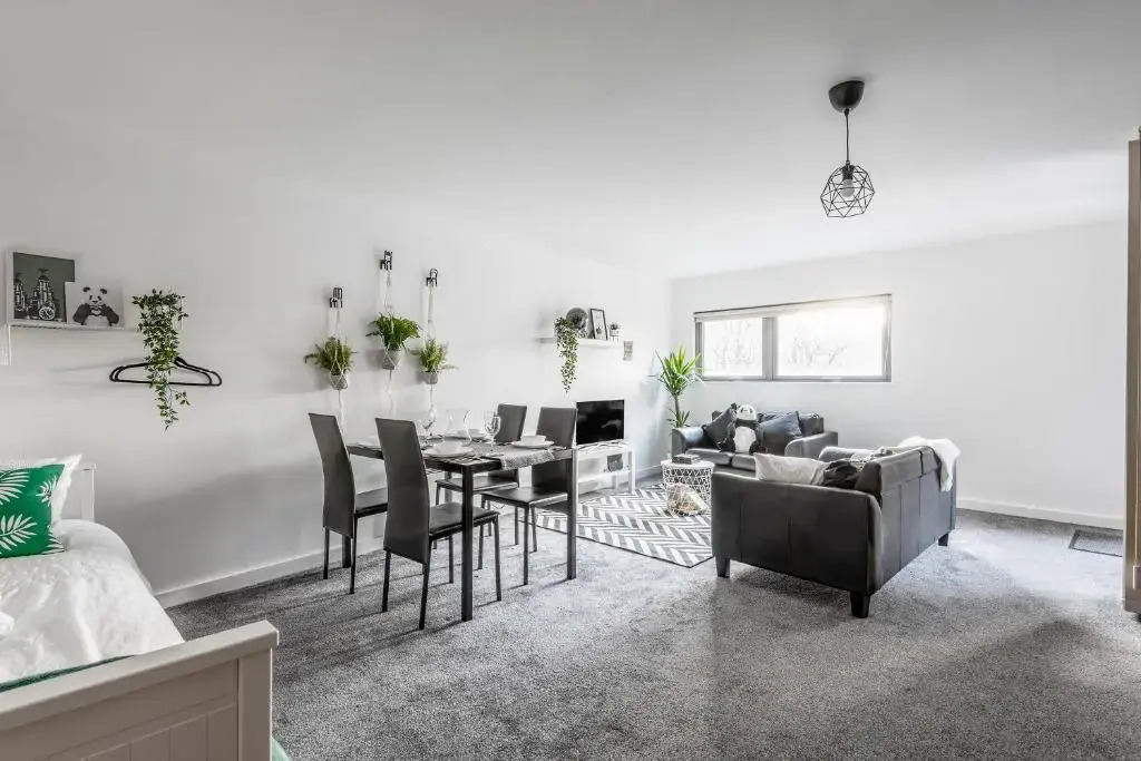 Air Host and Stay - Argyle Apartment sleeps 4 City Centre