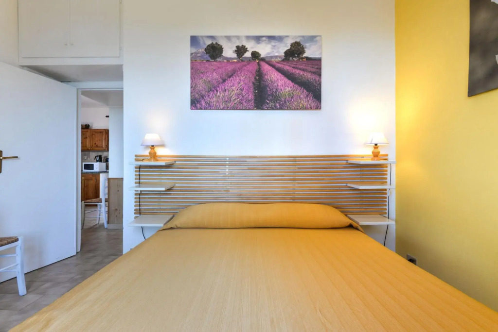 Three-room apartment with separate entrance, with large terrace overlooking the sea-Calipso