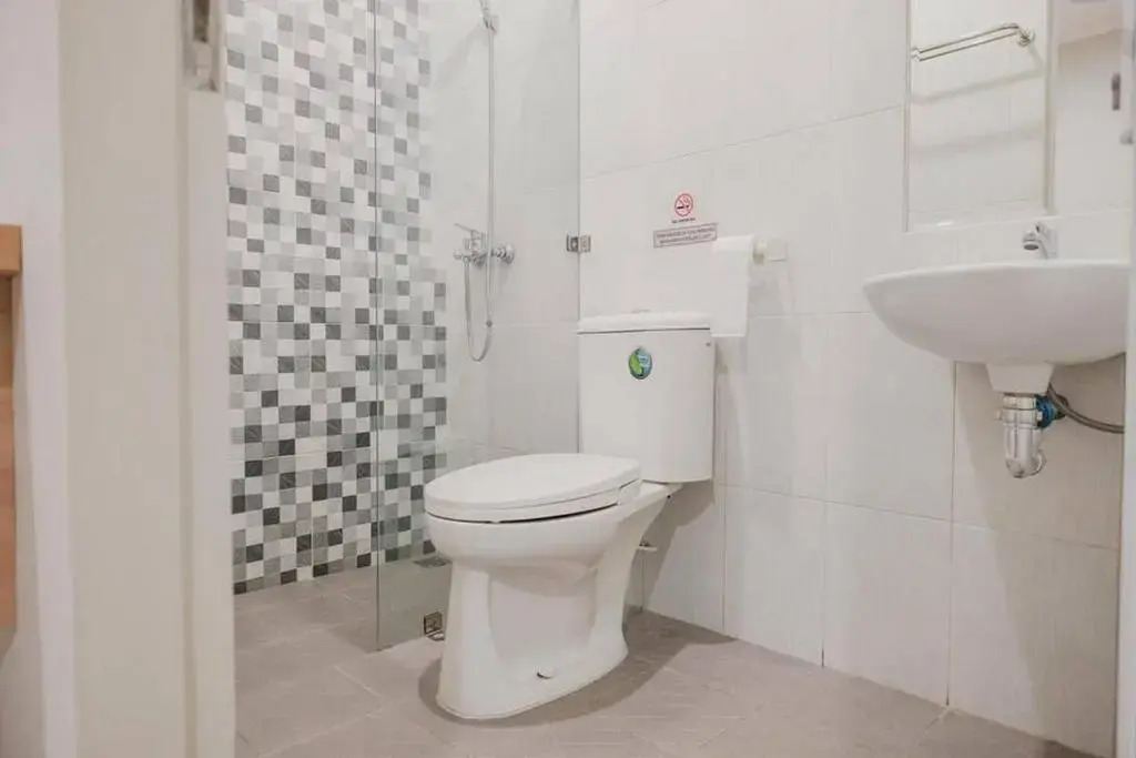RedDoorz Plus near Soekarno Hatta Airport Taman Mahkota