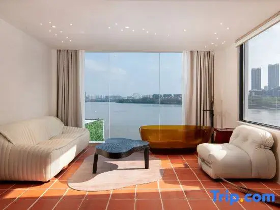 Nanning Leshell Waterside Hotel（Wanxiang City Fangte ASEAN God Painting Shop)