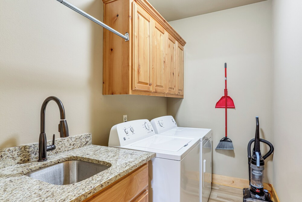 Fish the White River! Sleek Family Home in Flippin