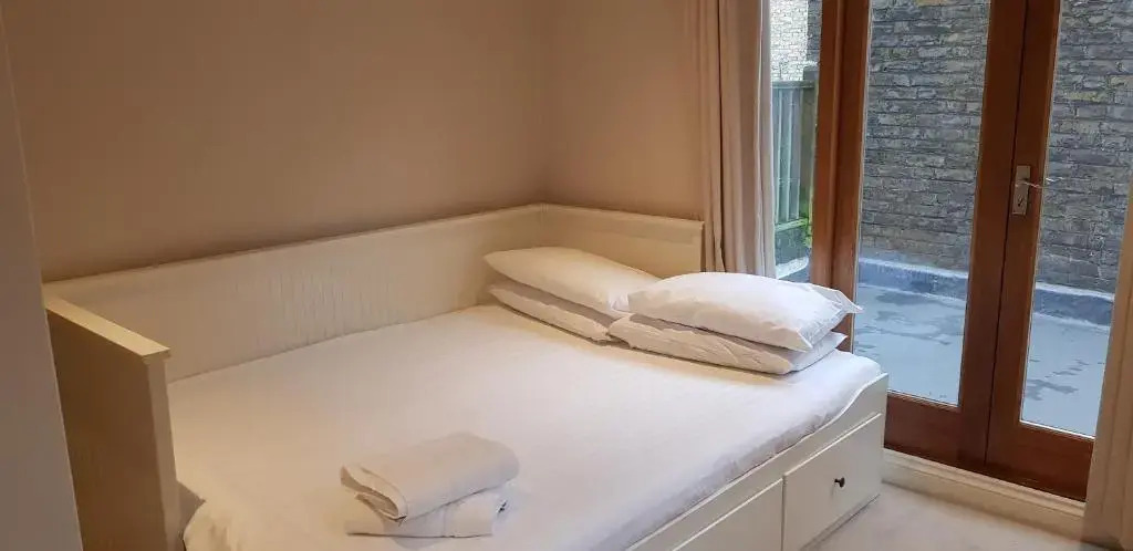 2A Charlwood Place