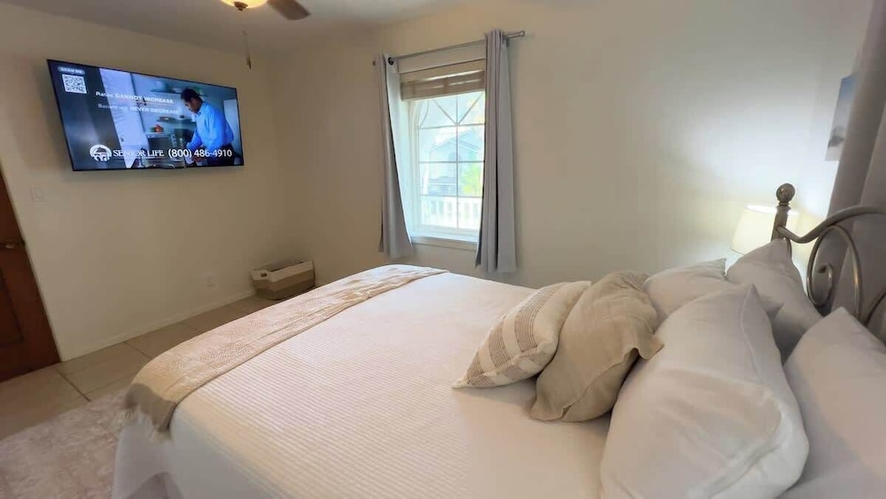 Fun Retro Island Vibe - Sleeps 17 - Beach 1 Block