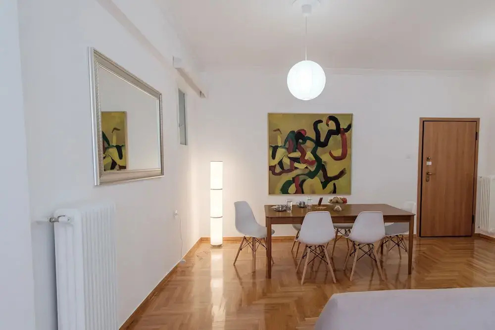 Comfortable 2BD apartment next to Megaro