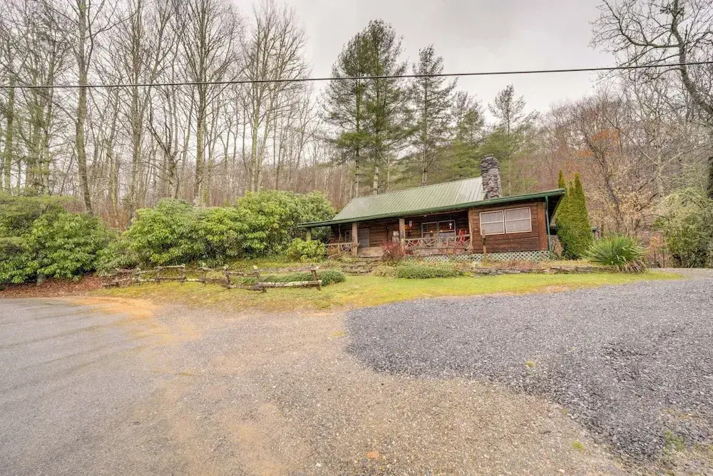 Rustic Maggie Valley Cabin w/ Mountain Views!